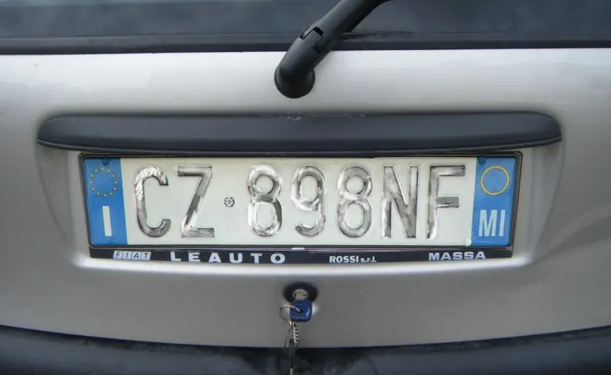 Targa scolorita, quando la sostituzione è gratuita?