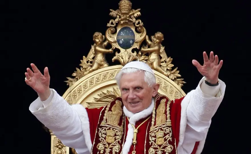 Papstkleidung entschlüsseln - Was Weiß und Gold wirklich bedeuten