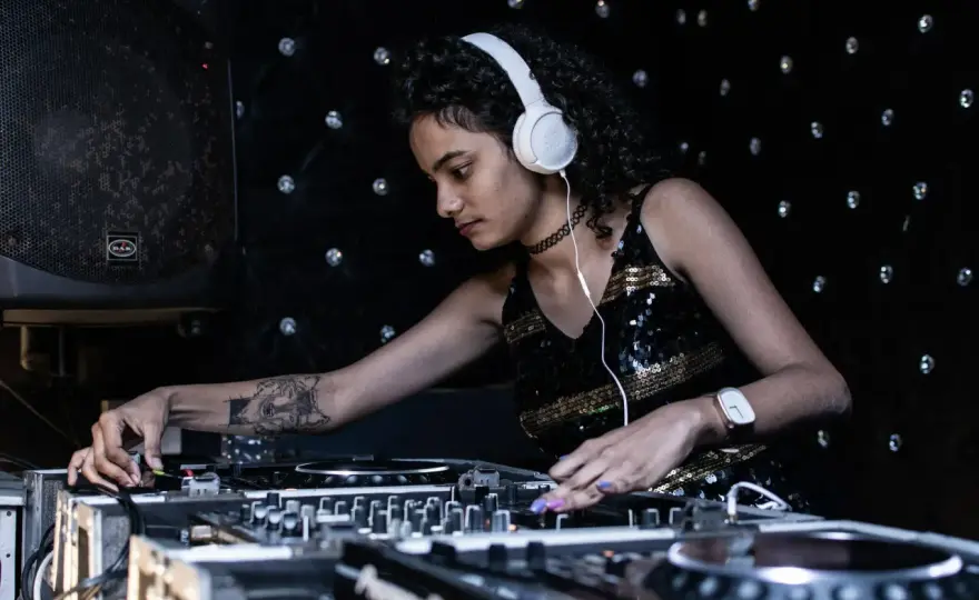 DJ set co to właściwie znaczy? Zobacz podstawy sztuki miksowania muzyki