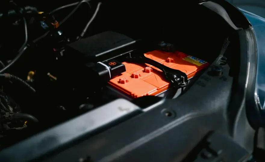 Jak przygotować klasyczne auto do zimy: akumulator, ładowanie i awaryjny rozruch w garażu
