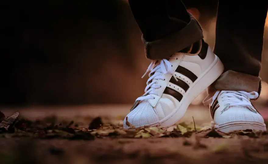 Jak wybrać wygodne buty sportowe damskie do codziennego chodzenia? Najważniejsze cechy, na które warto zwrócić uwagę