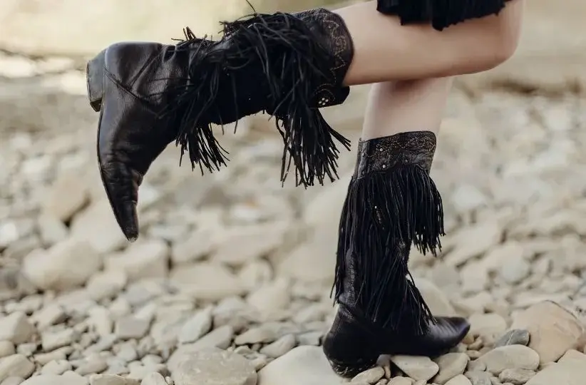 Stylizacje z butami z frędzlami, które odmienią Twój look na każdą okazję