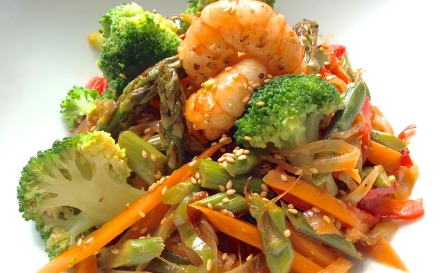 Receta fácil de wok de verduras con gambas para una cena deliciosa