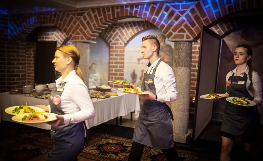 Strój na kolację w hotelu? Uniknij faux pas! Porady eksperta