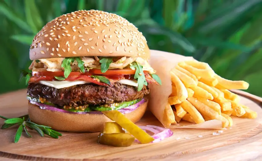 Kto wymyślił hamburgery? Odkryj tajemnice ich pochodzenia