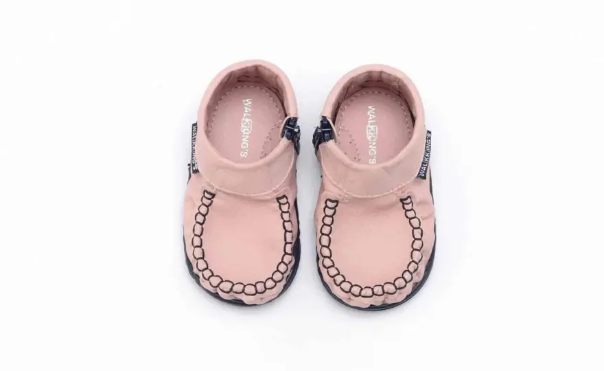 Buty rozmiar 19: Jak wybrać zdrowe pierwsze buciki dla dziewczynki?