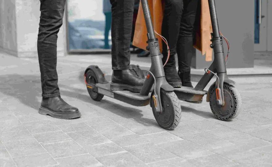 Czy hulajnoga elektryczna to motorower? Poznaj przepisy i uprawnienia