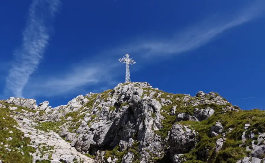 Krzyż na Giewoncie: 17,5 m symbolu. Poznaj jego tajemnice i zagrożenia