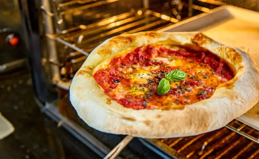 Blechpizza-Geheimnis - So gelingt sie im Ofen perfekt!