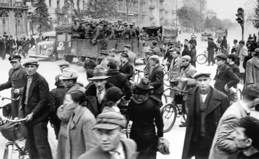 Alarm wiersz Słonimskiego: strach i chaos w Warszawie 1939