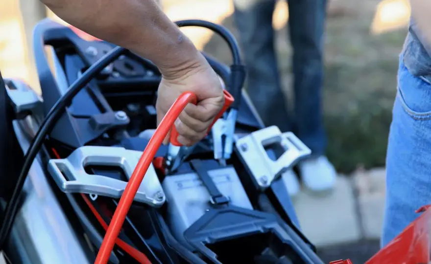Cargar batería de moto - Guía para alargar su vida útil
