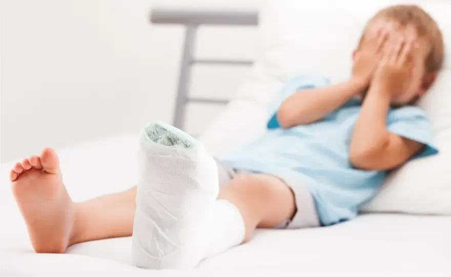 Gips po złamaniu piszczeli u dziecka - ile trwa i od czego zależy