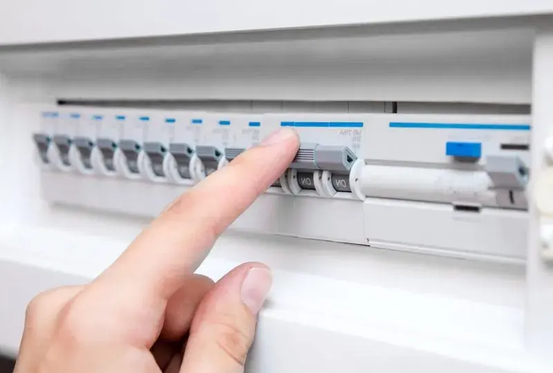 Przeniesienie skrzynki elektrycznej - legalnie i bezpiecznie