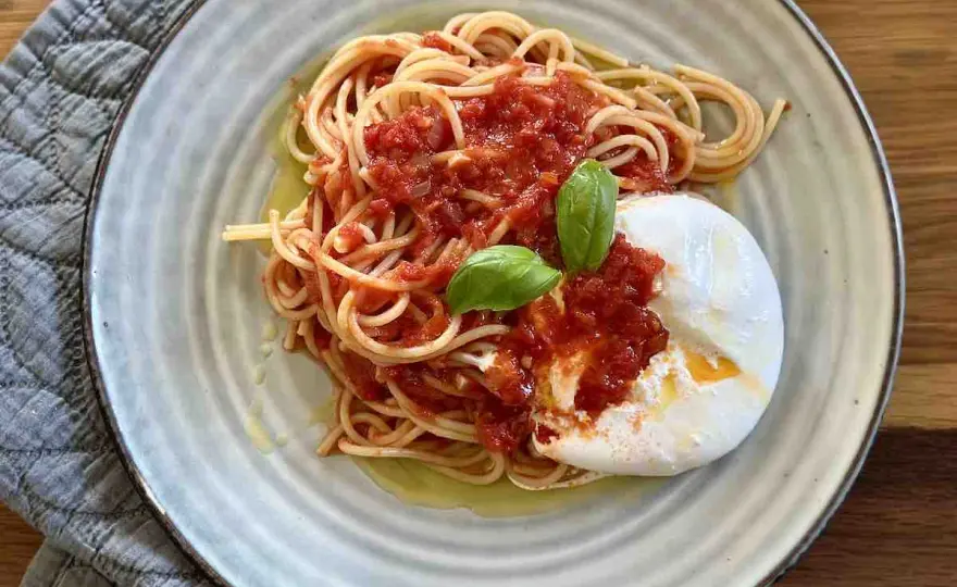 Spaghetti z burratą: kremowy raj w 20 min? Sprawdź przepis!