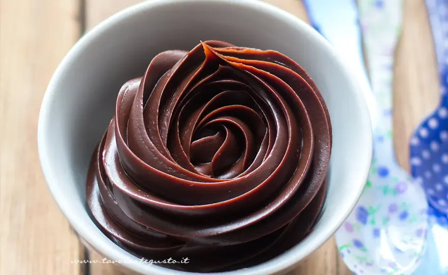 Ganache al cioccolato per copertura - proporzioni e tecnica