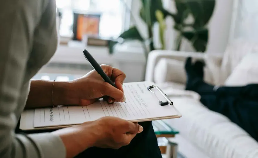 Ansia, psicologo o psichiatra? La guida per scegliere bene