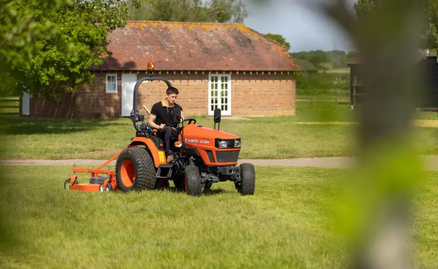 Traktor mit Klasse B fahren? Was wirklich erlaubt ist!