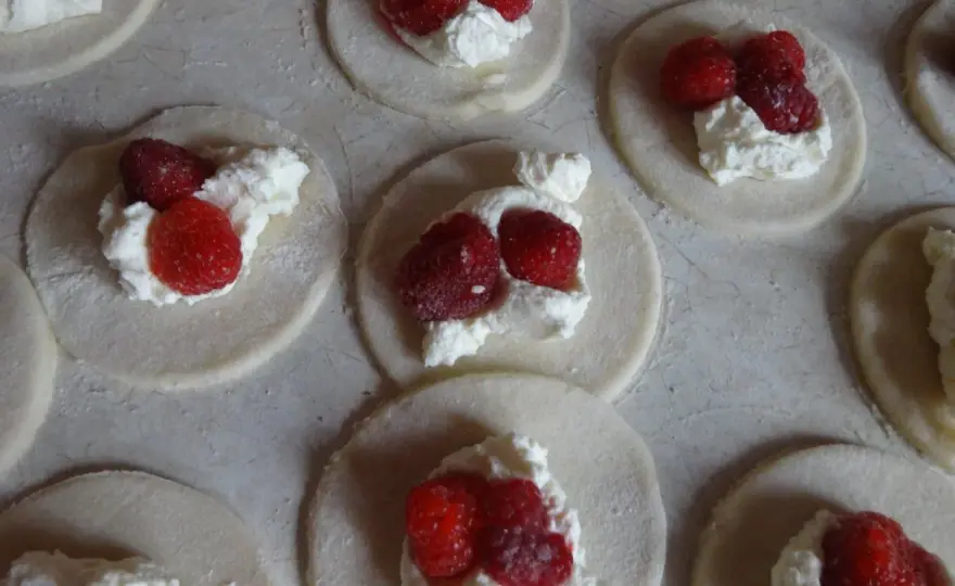 Pierogi z malinami - Idealne ciasto i farsz bez pękania