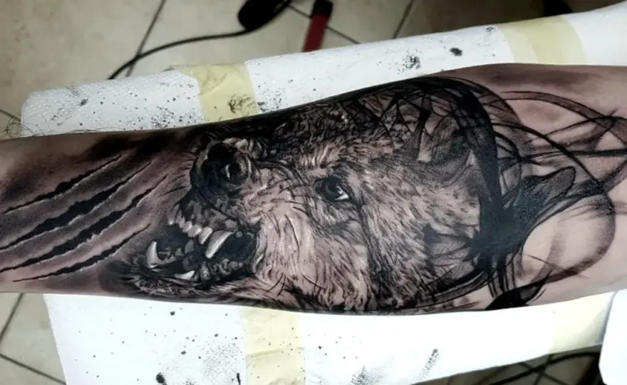 Tatuaż wilk z niebieskimi oczami - Symbolika i wzory