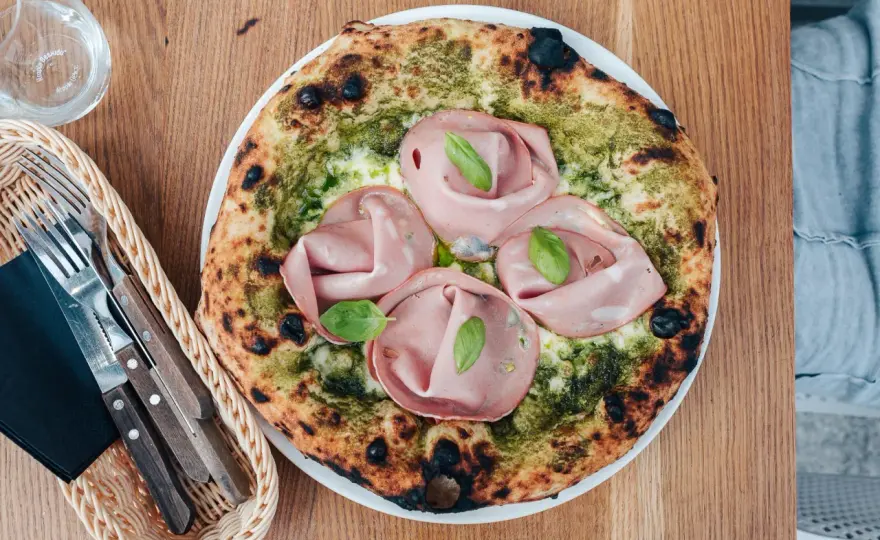 Pizza z mortadelą i pistacjami - przepis na idealny balans