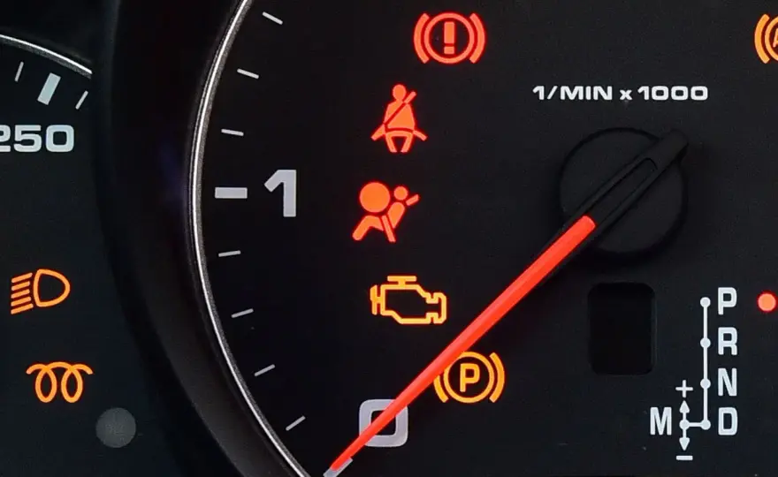 Świeci kontrolka airbag? Co to znaczy i jak to naprawić?
