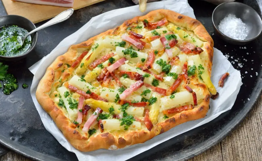Pizza ze szparagami - Przepis na idealnie chrupiący spód