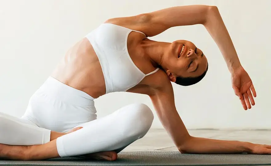 Hot joga: co to jest? Korzyści, ryzyka i jak zacząć
