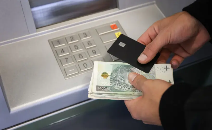Jak wpłacić pieniądze na konto - Szybko, tanio i bez nerwów