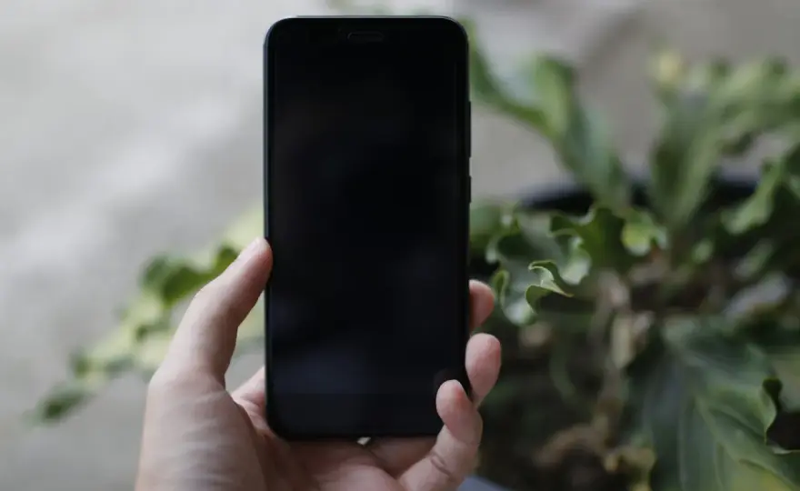 Jak wyłączyć iPhone'a bez dotyku? Poradnik krok po kroku