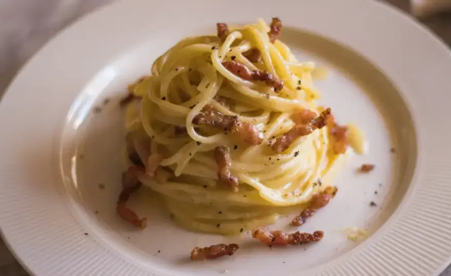 Carbonara bez śmietany - rzymski przepis na kremowy sos
