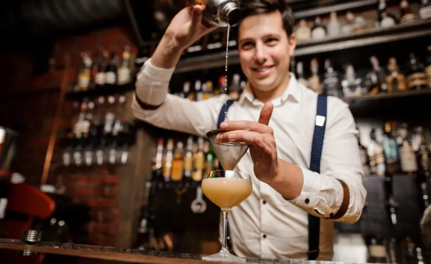 Czy barman może pić w pracy? Poznaj polskie prawo i konsekwencje