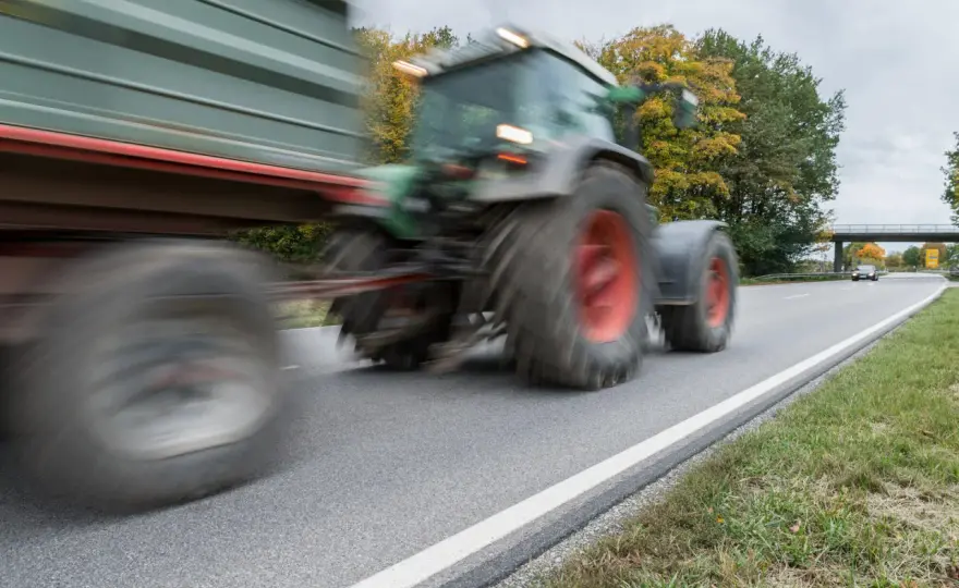 Traktor fahren - Ab wann? L, T, Alter & Regeln für Betriebe