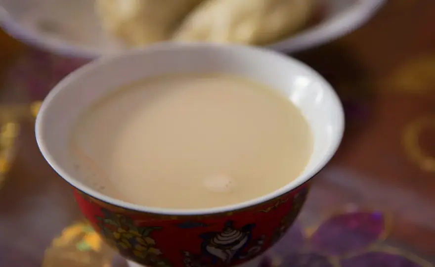Tradycyjna herbata tybetańska z masłem - poznaj prawdziwy przepis krok po kroku
