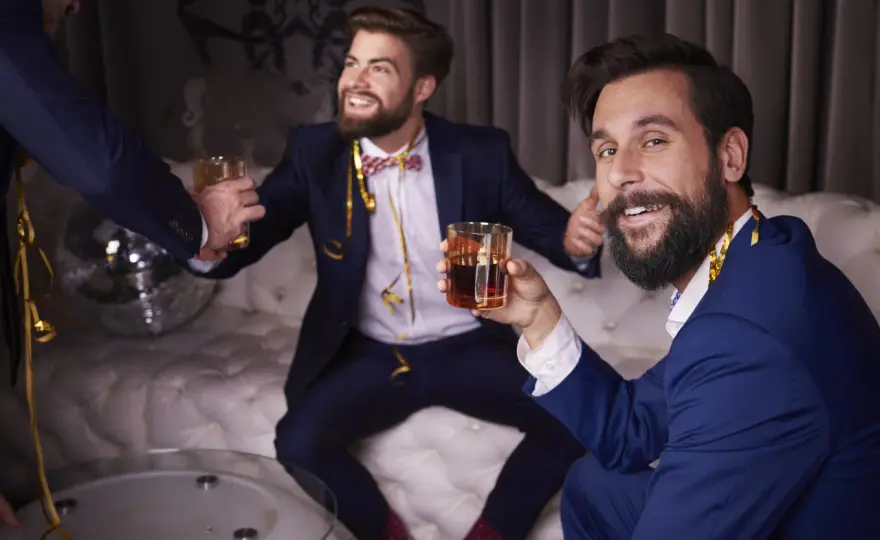 Męski wieczór – steki, whisky i gry karciane online