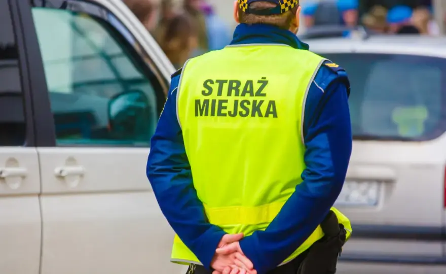 Czy straż miejska może wystawić mandat za parkowanie na osiedlu? Sprawdź zasady i konsekwencje
