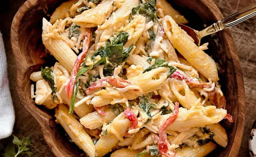 Sałatka z makaronem penne - prosta i pyszna, idealna na każdą okazję