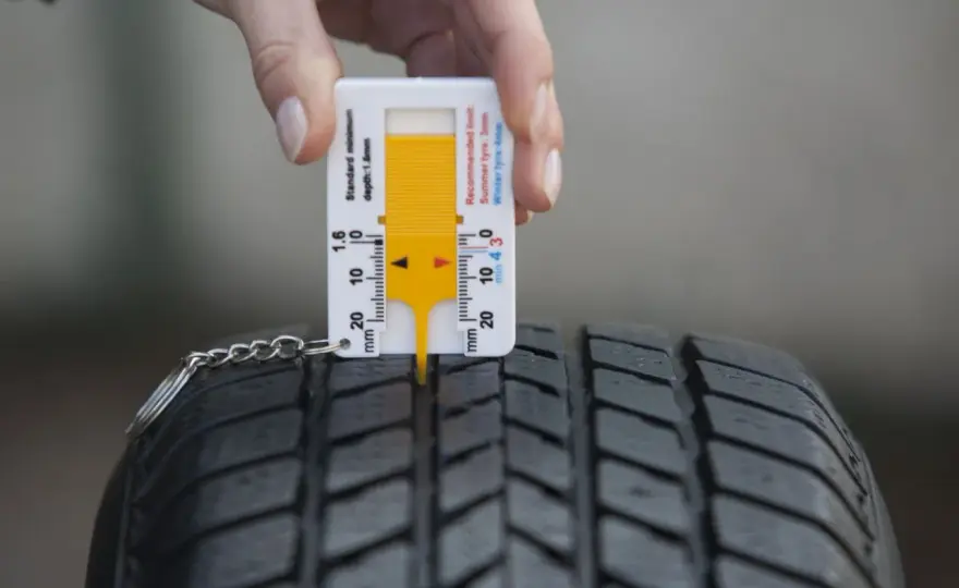 Ile bieżnika ma nowa opona zimowa - Dlaczego 4 mm to ważna granica?