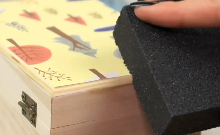 Cómo pegar papel en madera sin burbujas y con buen acabado