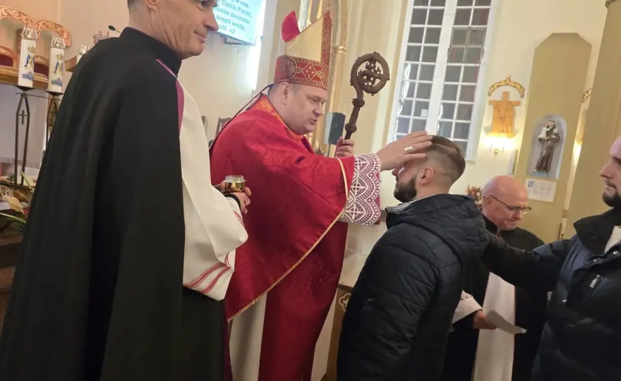 Ile trwa bierzmowanie dla dorosłych? Poznaj różnice w parafiach