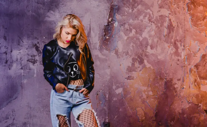 Styl grunge dzisiaj - Jak nosić go z klasą i bez przesady?