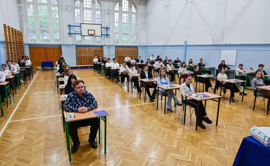W jakim wieku zdaje się maturę? Odkryj ważne fakty edukacyjne