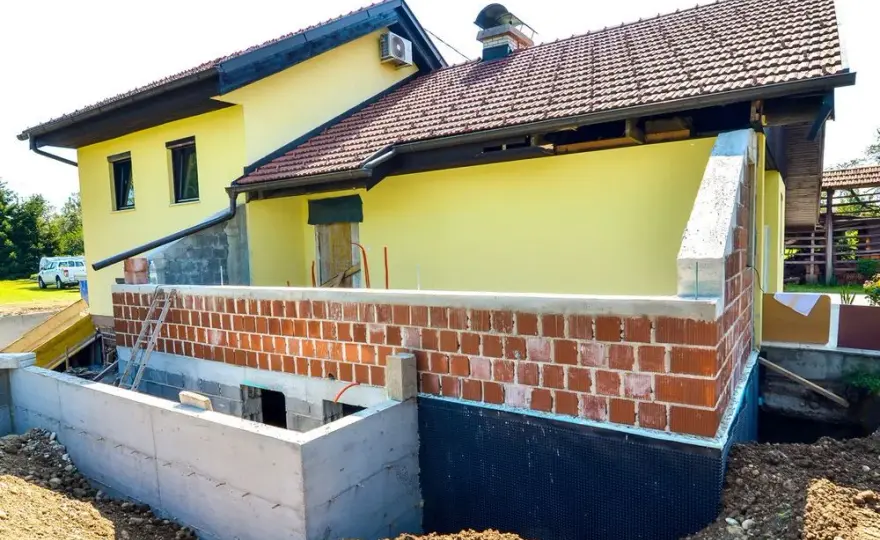 Czy ocieplać fundamenty w starym domu? Oto kluczowe korzyści i metody