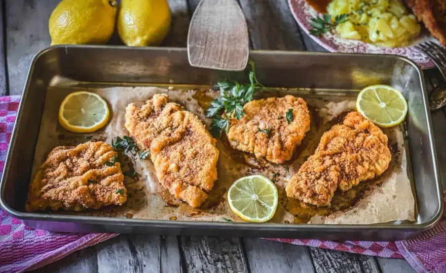 Schnitzel aus dem Ofen - So gelingen sie knusprig und saftig