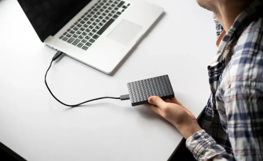 Jak podłączyć dysk zewnętrzny do laptopa? Poradnik krok po kroku