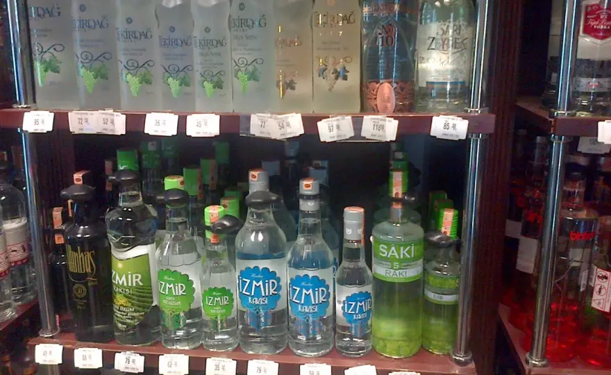 Alkohol w Turcji – Gdzie kupić i jak unikać problemów?