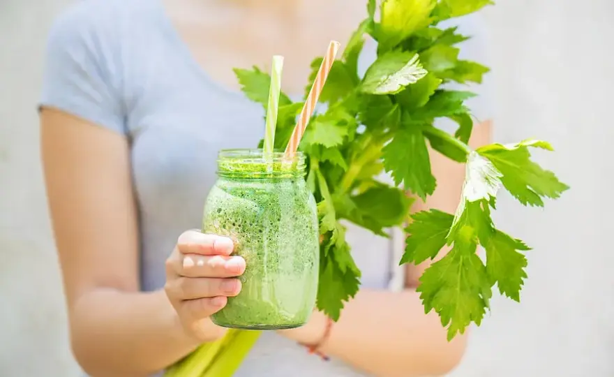 Batido de apio manzana y limón: la receta que transformará tu salud