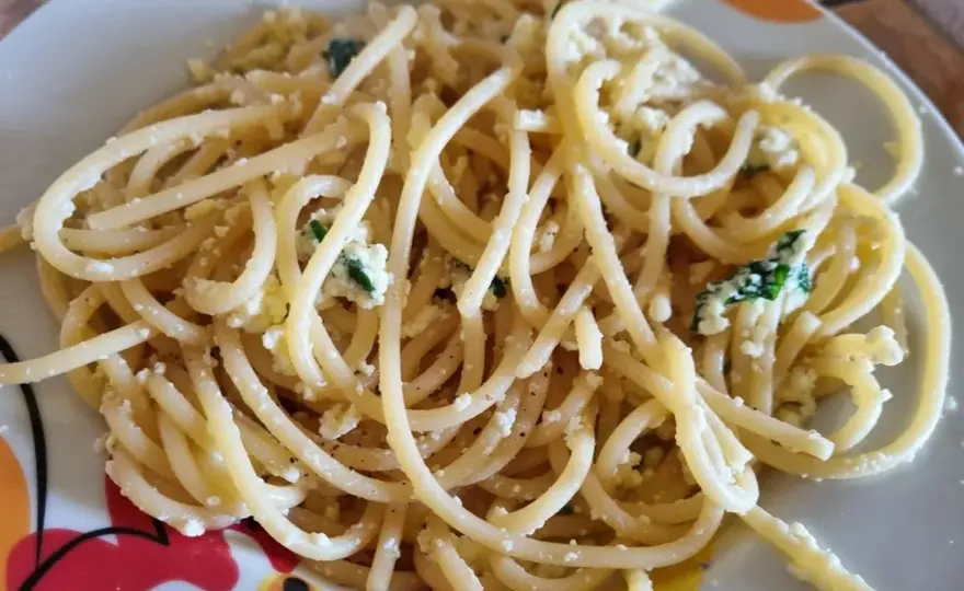 Nudeln mit Ei - So gelingt die cremige Pasta ohne Rührei-Fehler