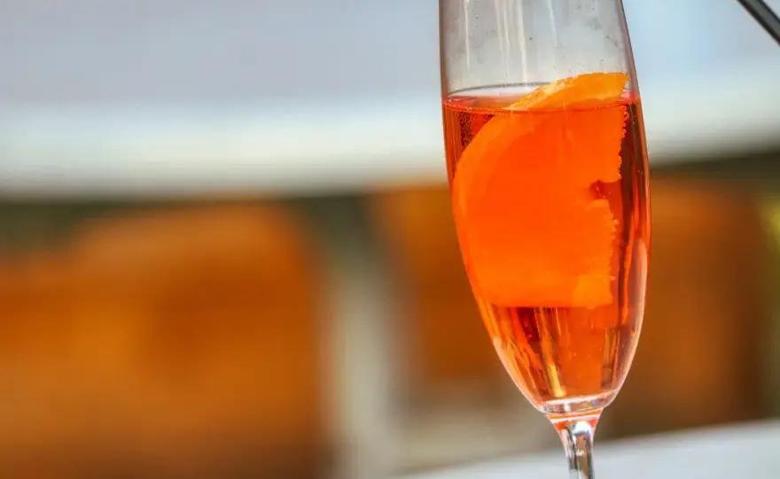 Niebieskie drinki z Blue Curacao: Łatwe przepisy i triki barmana