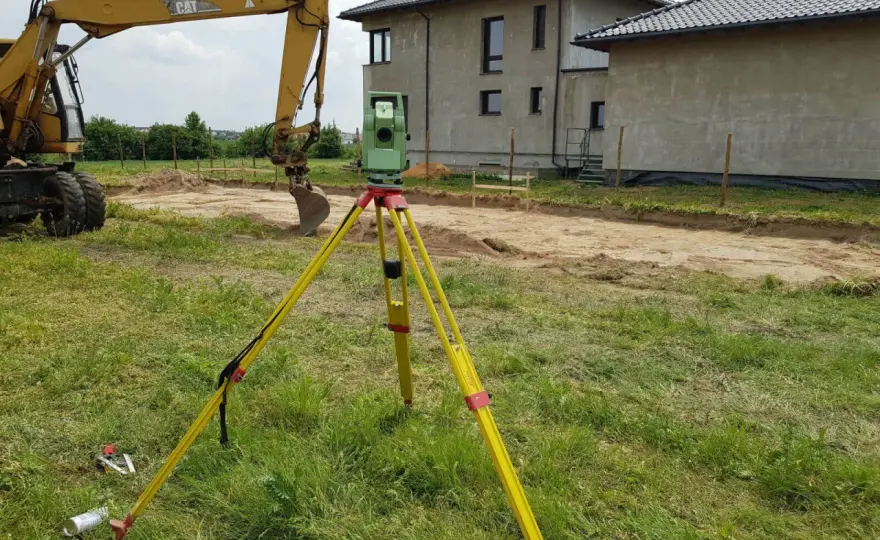 Podział domu przez geodetę: Koszty, etapy i jak nie przepłacić?