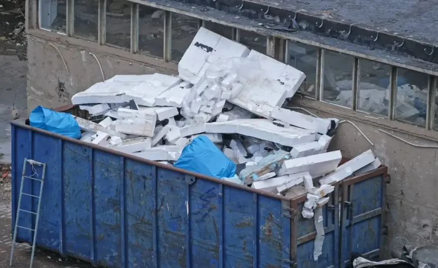 Gdzie wyrzucić odpady po remoncie w Warszawie? Sprawdź najlepsze miejsca